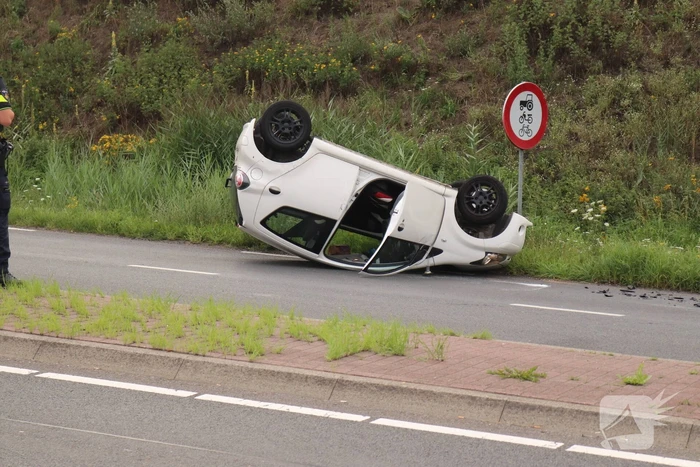 Auto vliegt over de kop en komt op zijn dak terecht