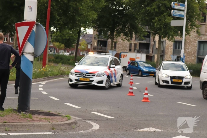 Auto vliegt over de kop en komt op zijn dak terecht