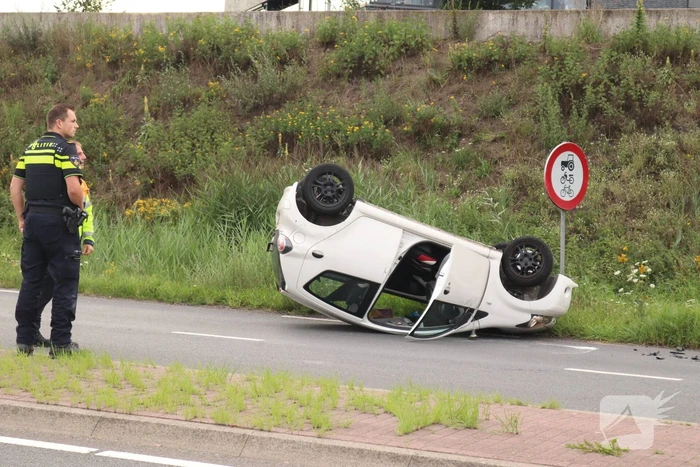 Auto vliegt over de kop en komt op zijn dak terecht