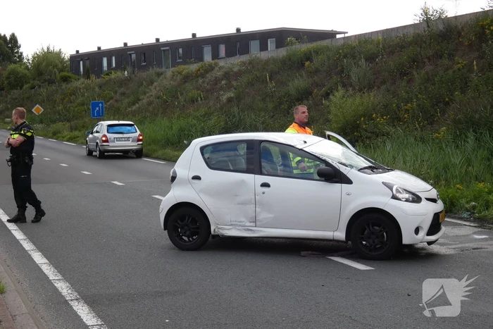 Auto vliegt over de kop en komt op zijn dak terecht
