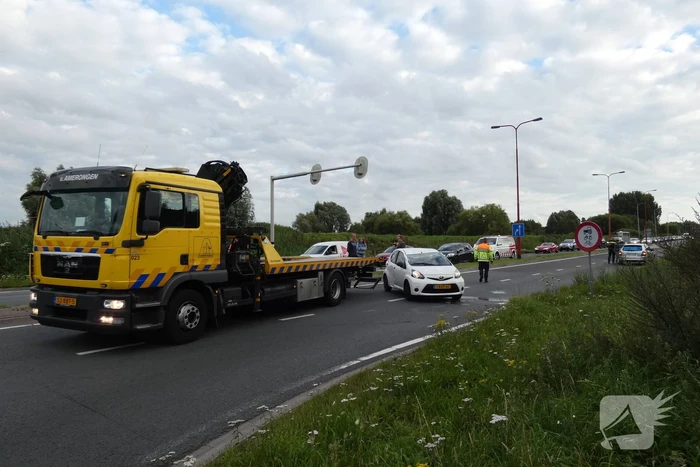 Auto vliegt over de kop en komt op zijn dak terecht