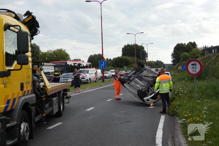 Auto vliegt over de kop en komt op zijn dak terecht