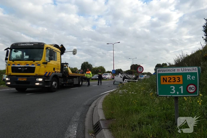 Auto vliegt over de kop en komt op zijn dak terecht