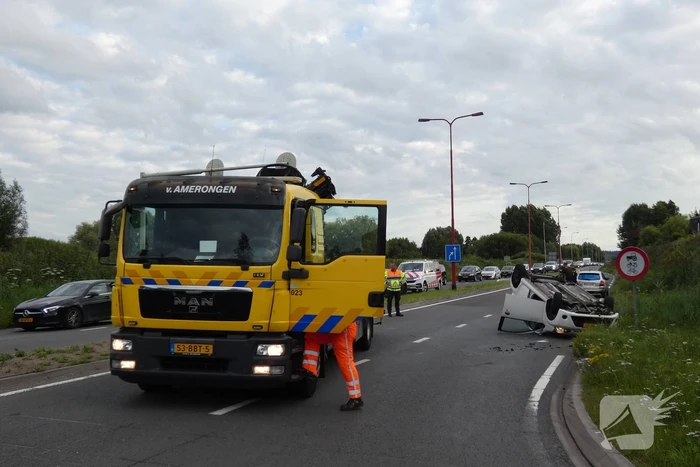 Auto vliegt over de kop en komt op zijn dak terecht