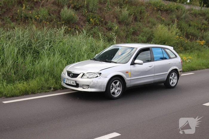 Auto vliegt over de kop en komt op zijn dak terecht