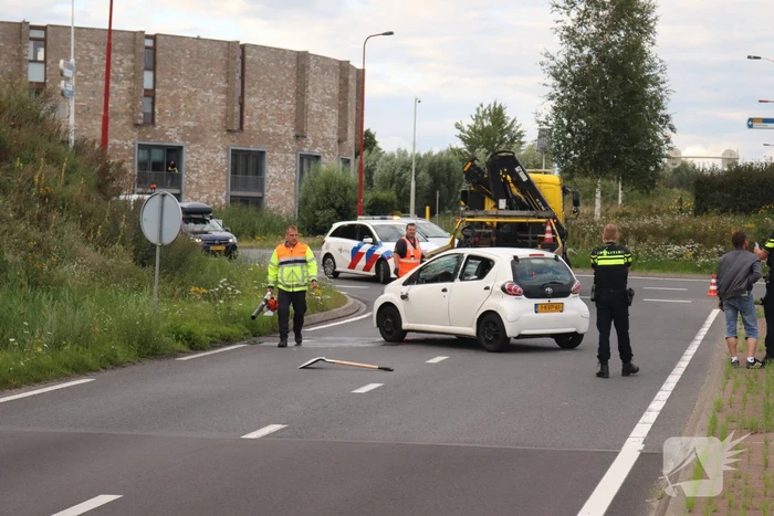 Auto vliegt over de kop en komt op zijn dak terecht