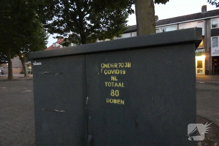 COVID19-overlijdensteksten op elektriciteitskasten geplaatst