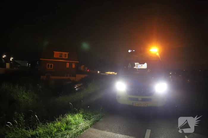 Auto schiet van dijk af na botsing