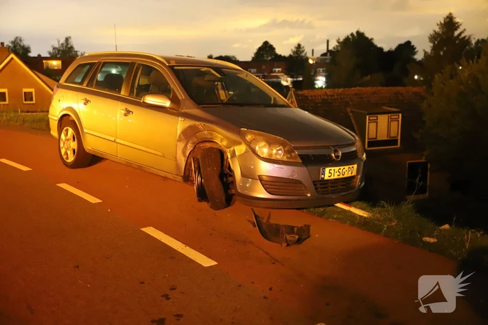 Auto schiet van dijk af na botsing