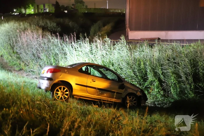Auto schiet van dijk af na botsing