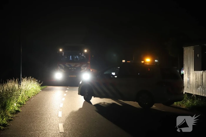 Auto schiet van dijk af na botsing
