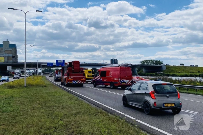 Auto raakt van de weg en belandt in sloot, bestuurder overleden