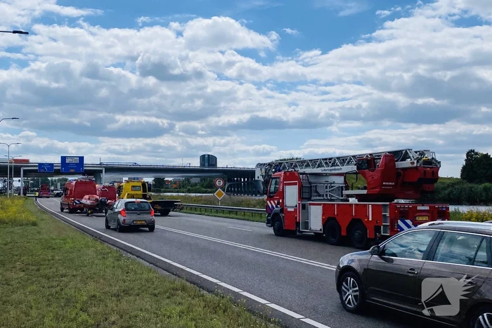 Auto raakt van de weg en belandt in sloot, bestuurder overleden