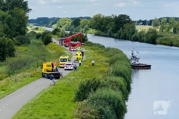 Auto raakt van de weg en belandt in sloot, bestuurder overleden