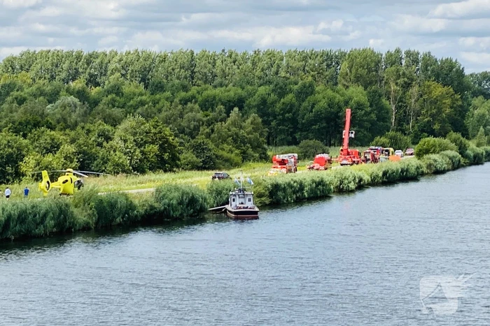 Auto raakt van de weg en belandt in sloot, bestuurder overleden