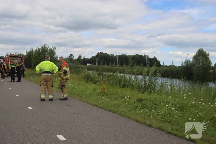 Auto raakt van de weg en belandt in sloot, bestuurder overleden