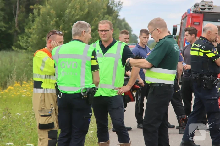 Auto raakt van de weg en belandt in sloot, bestuurder overleden