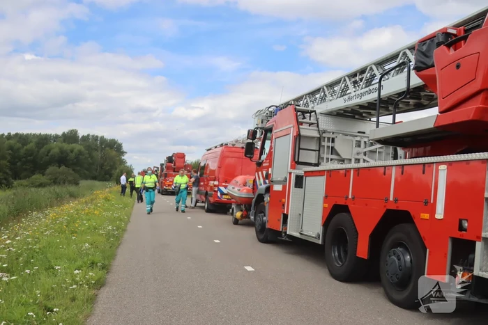 Auto raakt van de weg en belandt in sloot, bestuurder overleden