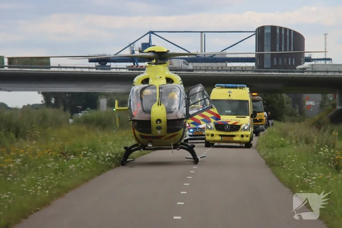 Auto raakt van de weg en belandt in sloot, bestuurder overleden