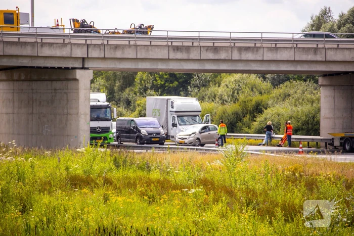 Rijstrook afgesloten door verkeersongeval op snelweg