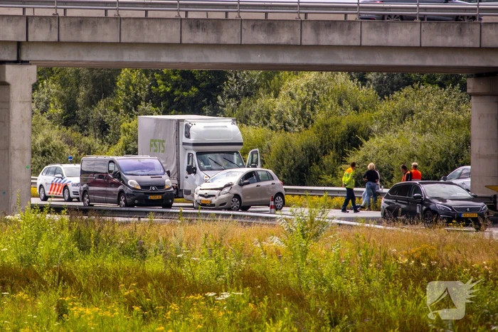 Rijstrook afgesloten door verkeersongeval op snelweg
