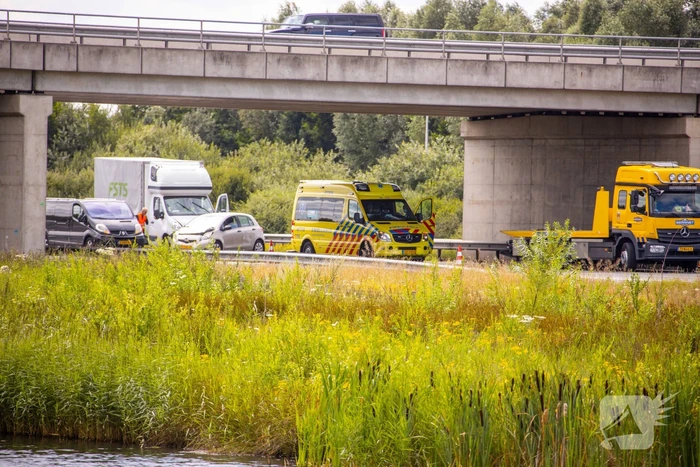 Rijstrook afgesloten door verkeersongeval op snelweg