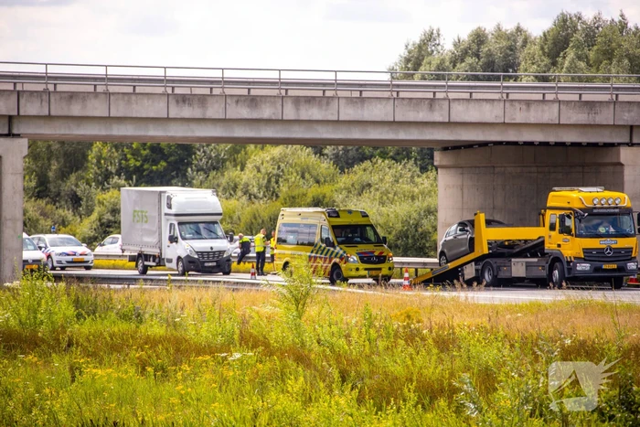 Rijstrook afgesloten door verkeersongeval op snelweg