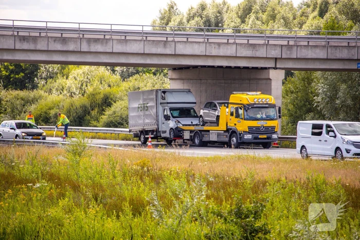 Rijstrook afgesloten door verkeersongeval op snelweg