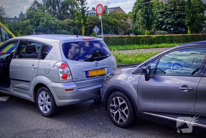 Kop-staartbotsing op kruispunt