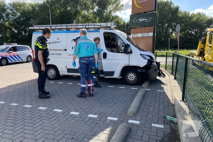 Flinke schade na aanrijding tussen auto en busje
