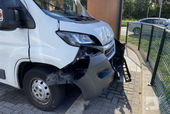 Flinke schade na aanrijding tussen auto en busje