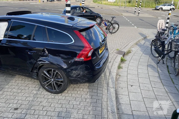 Flinke schade na aanrijding tussen auto en busje