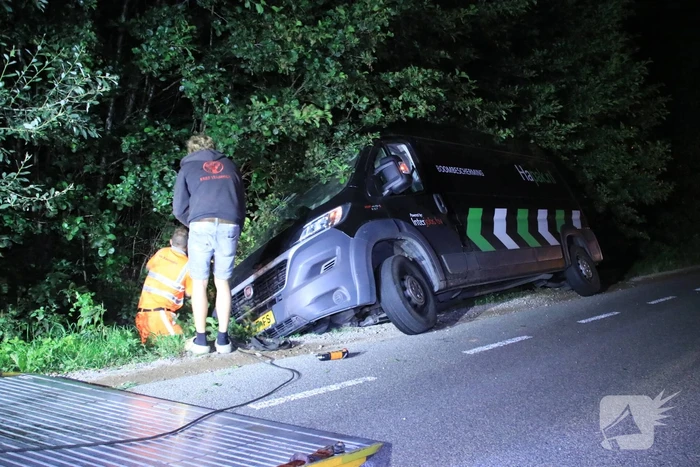 N224 bij Renswoude afgesloten wegens werkzaamheden, bestelbus in de sloot op alternatieve route