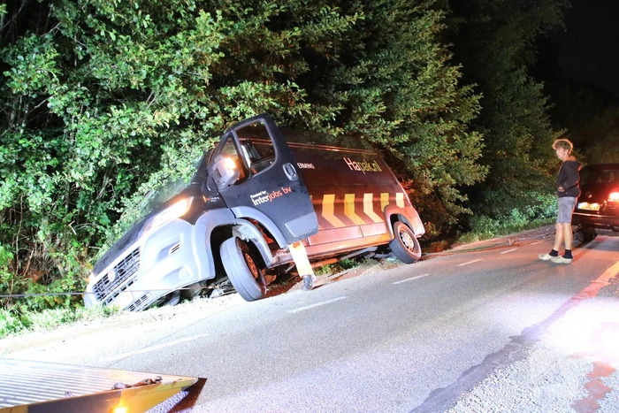 N224 bij Renswoude afgesloten wegens werkzaamheden, bestelbus in de sloot op alternatieve route