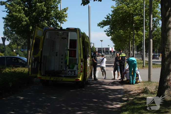 Automobiliste rijdt overstekende fietser aan