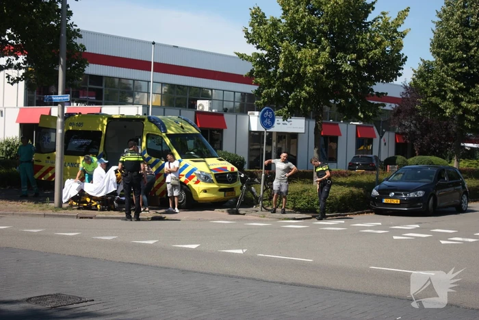 Automobiliste rijdt overstekende fietser aan