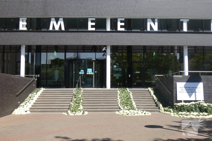 4000 witte rozen bij gemeentehuis voor dappere Arie den Dekker