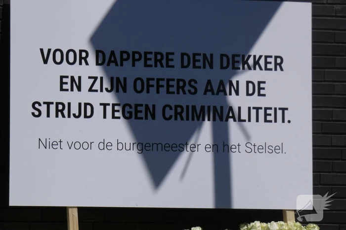 4000 witte rozen bij gemeentehuis voor dappere Arie den Dekker