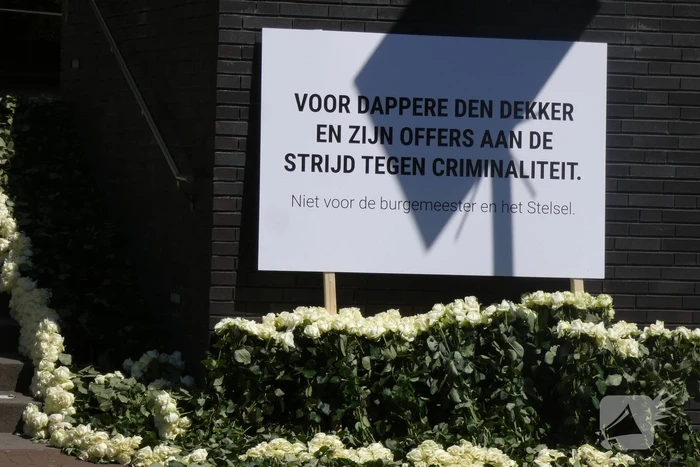 4000 witte rozen bij gemeentehuis voor dappere Arie den Dekker