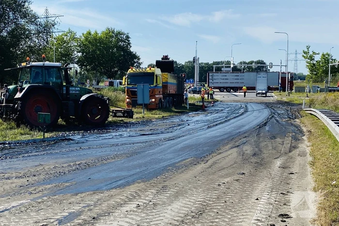 Vrachtwagen verliest lading slip op toerit
