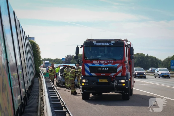 Politie blust beginnende autobrand