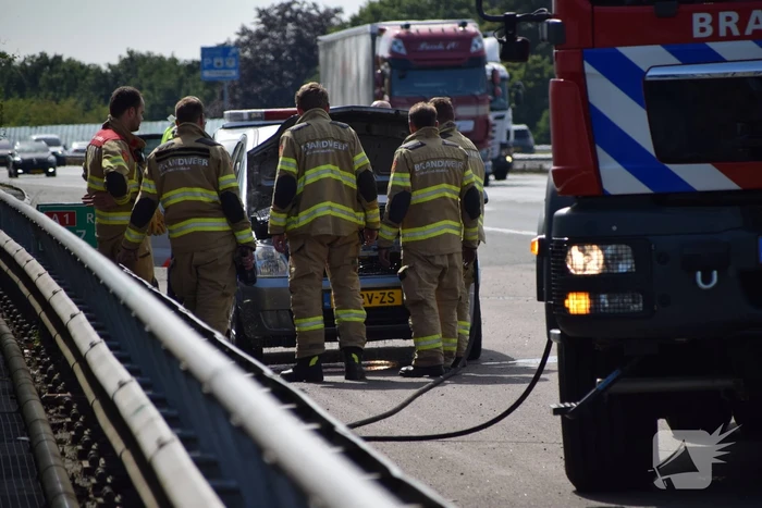 Politie blust beginnende autobrand