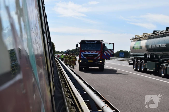 Politie blust beginnende autobrand