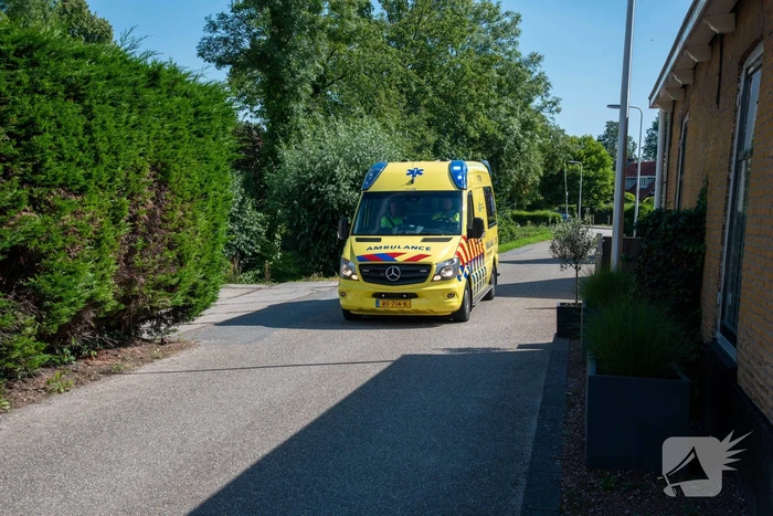 Omstanders redden man met driewielfiets uit sloot