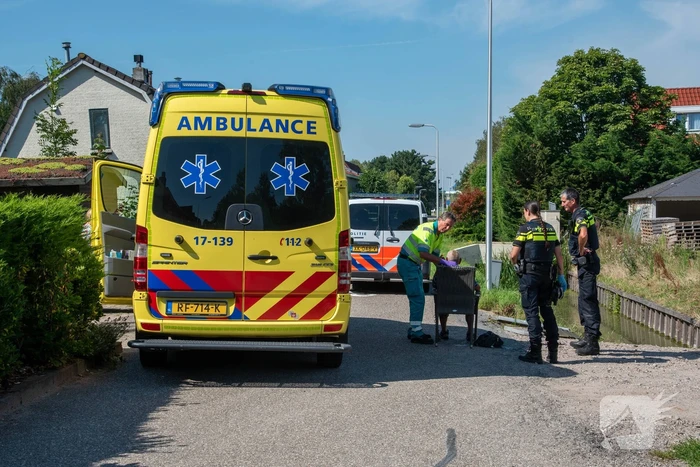 Omstanders redden man met driewielfiets uit sloot