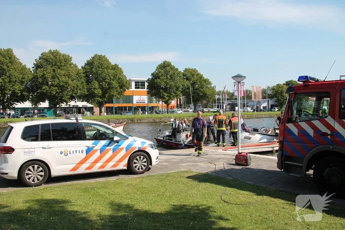 Boot in de problemen door gesprongen leiding