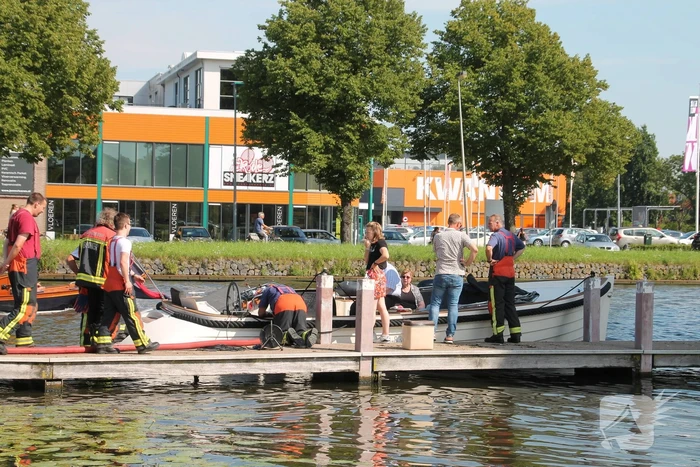 Boot in de problemen door gesprongen leiding