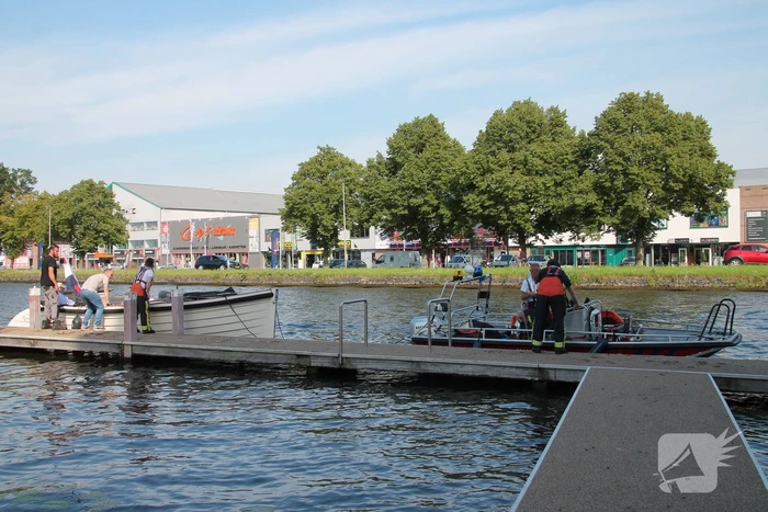 Boot in de problemen door gesprongen leiding