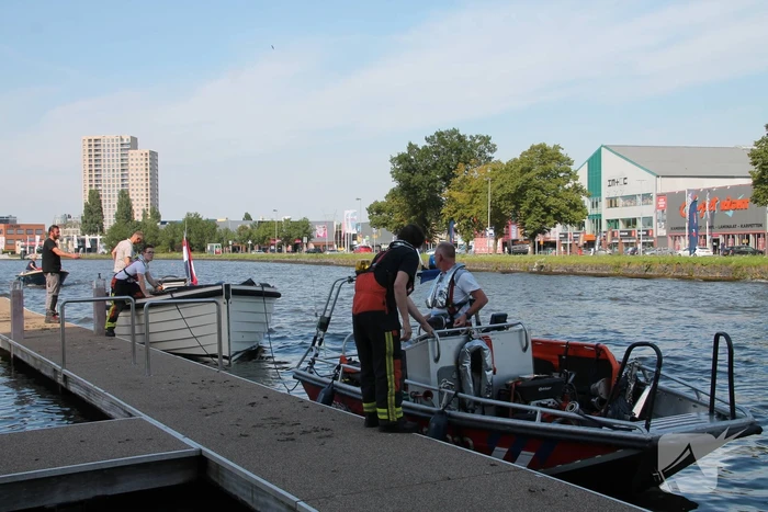 Boot in de problemen door gesprongen leiding