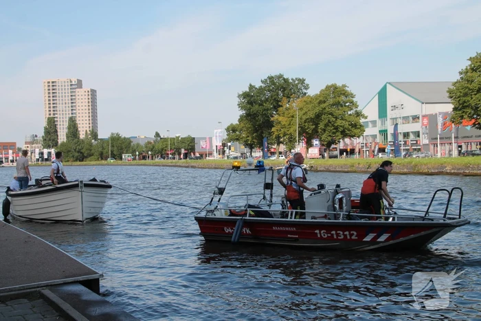 Boot in de problemen door gesprongen leiding